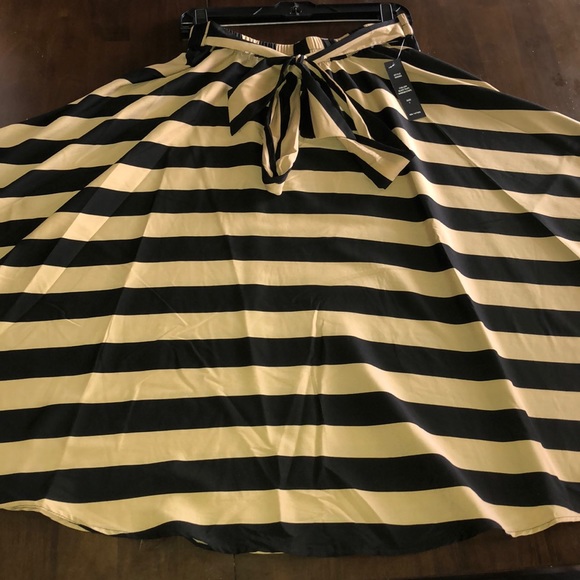 Elegant Waist Flowy Midi Skirt - Picture 3 of 7